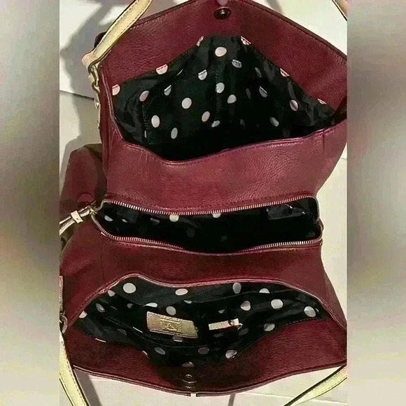 An Anne Klein 3 compartment lrg. Hobo bag. - Picture 6 of 12